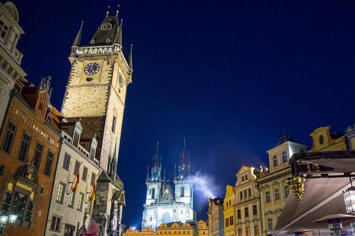 una grande torre dell'orologio in una città di notte