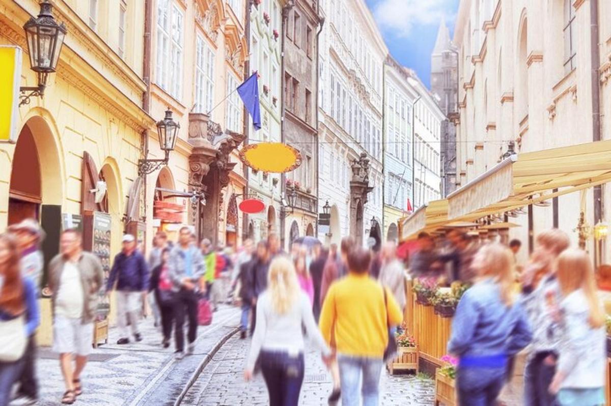 una folla di persone che camminano lungo una trafficata strada cittadina