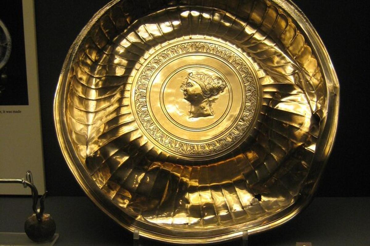 un plat d'or exposat en un museu