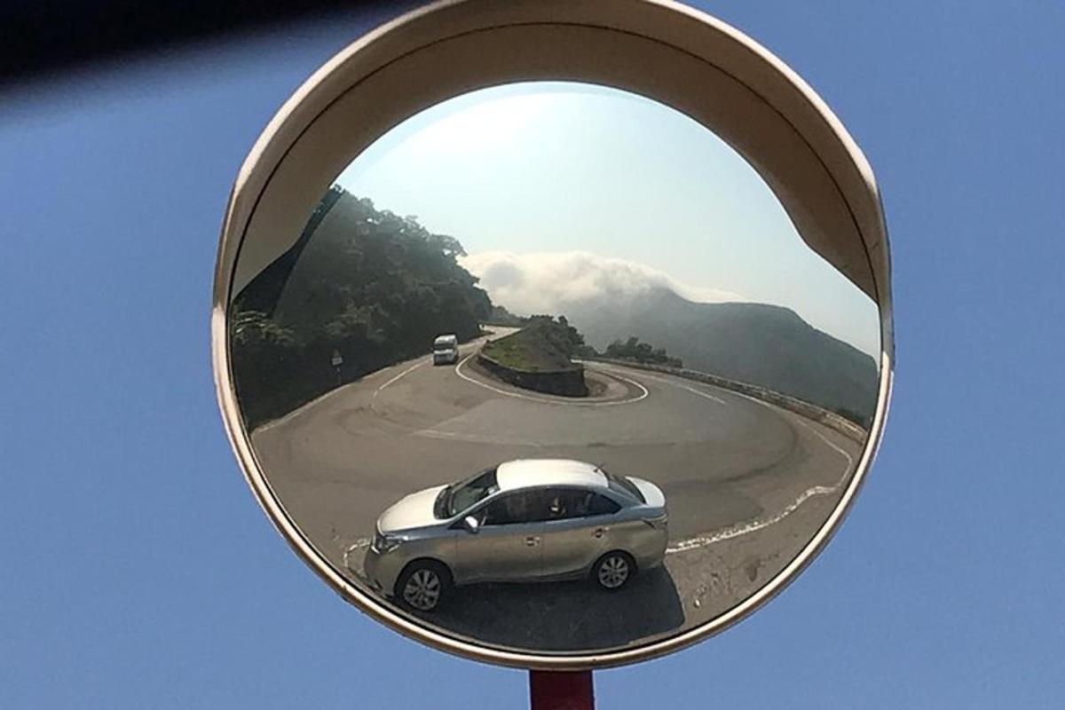 en refleksjon av en bil i et konvekst speil