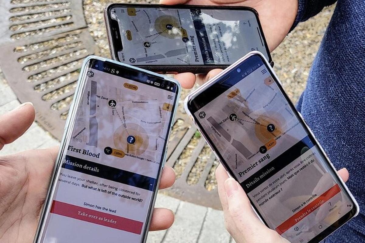 Tres personas sosteniendo dos teléfonos móviles en sus manos
