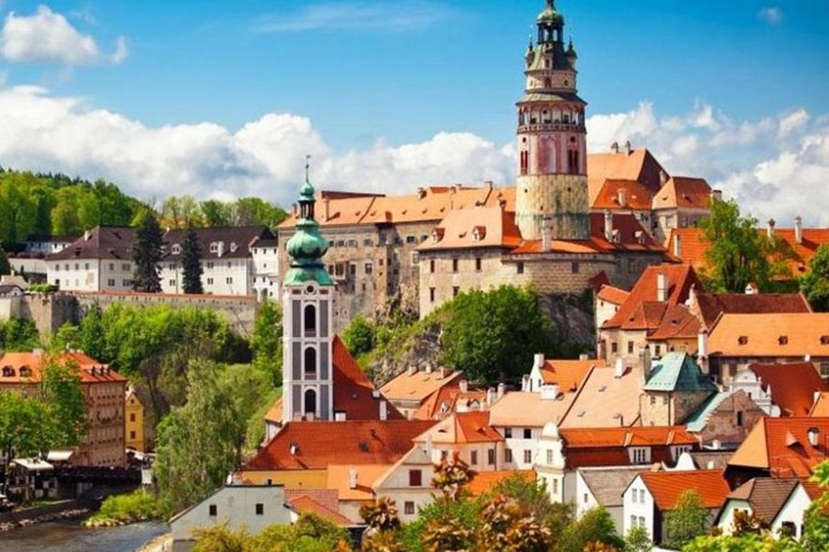 pohled na město s hradem