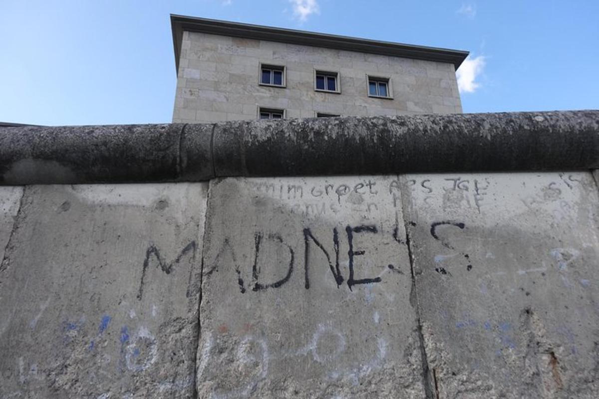 hoone ees olev grafitiga sein