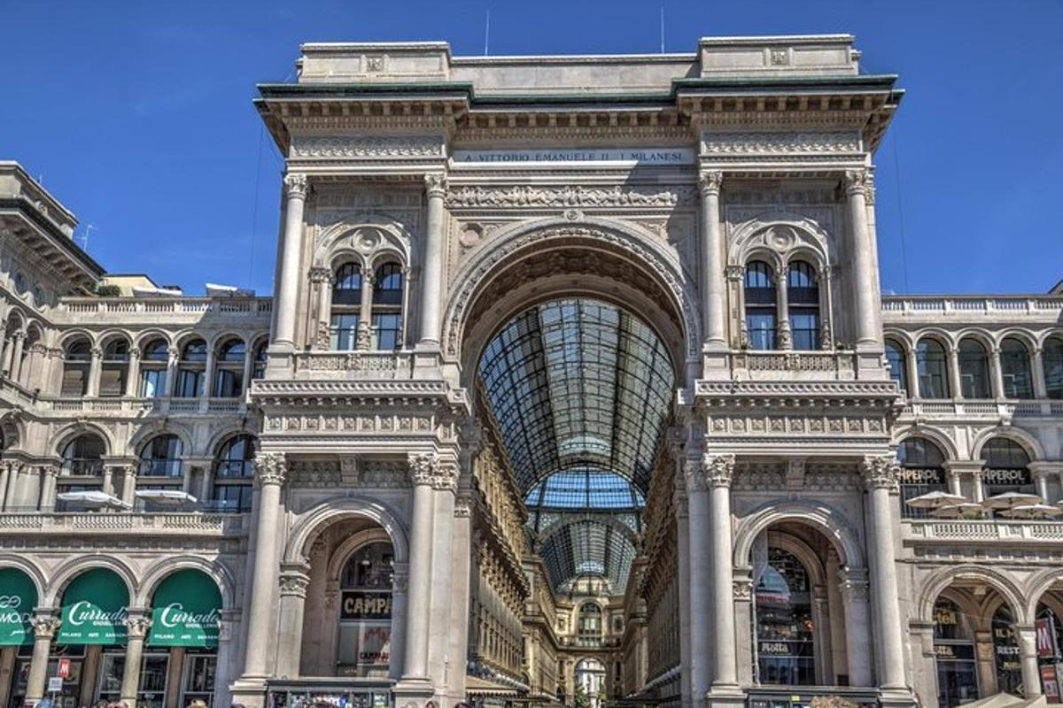 um grande edifício com uma grande janela de vidro