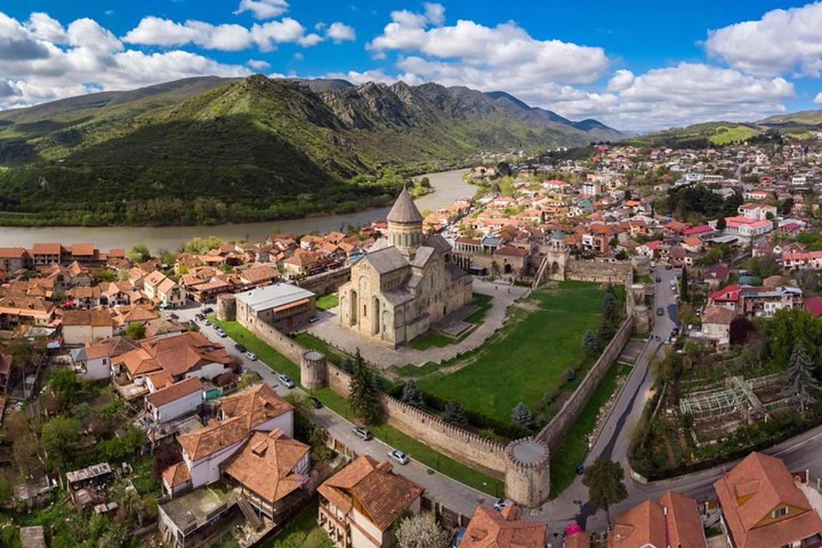 o vedere aeriană a unui oraș de lângă un râu