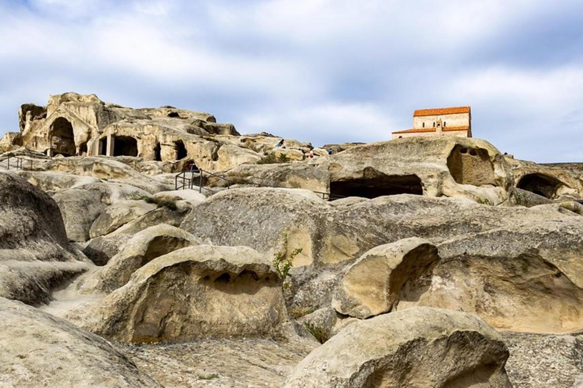 un grup de roci cu o clădire deasupra lor