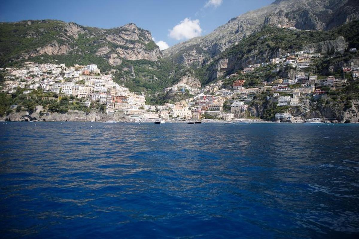μια θέα μιας πόλης στην πλαγιά ενός βουνού