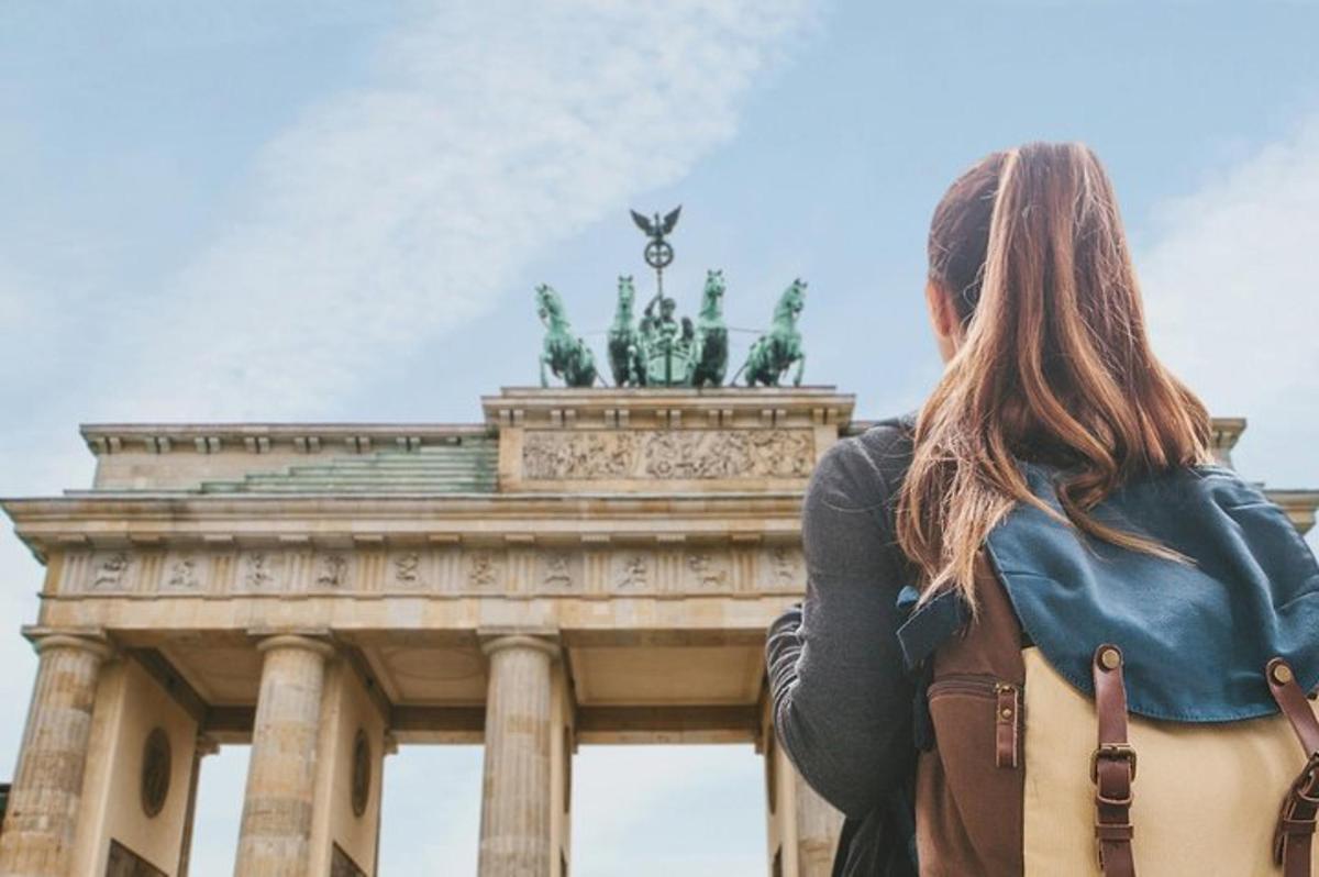 eine Frau steht vor einem Gebäude