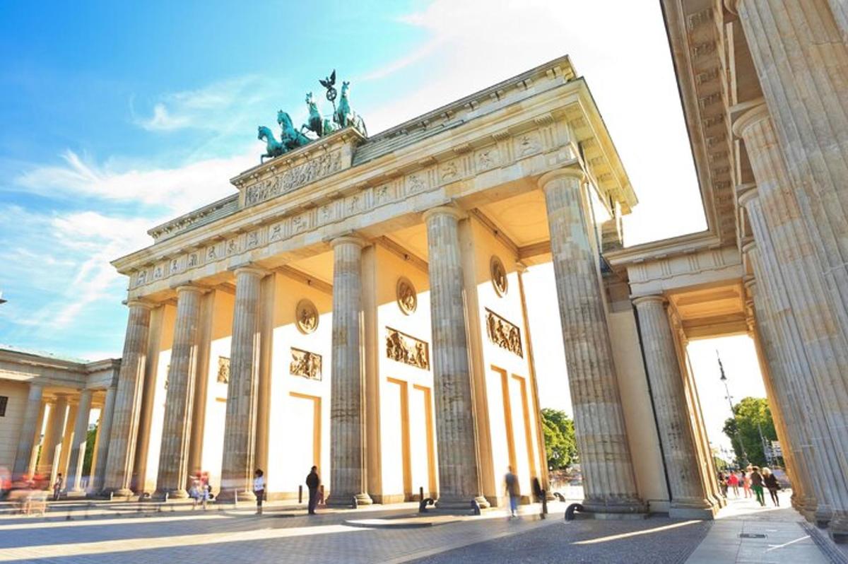 ein großes neoklassizistisches Gebäude mit Statuen darauf