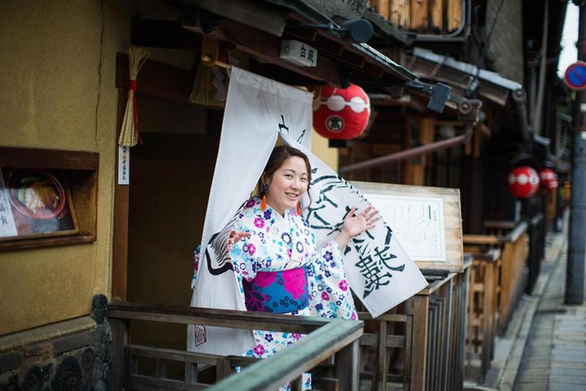 Kona í kimono heldur á veggspjaldi af stúlku