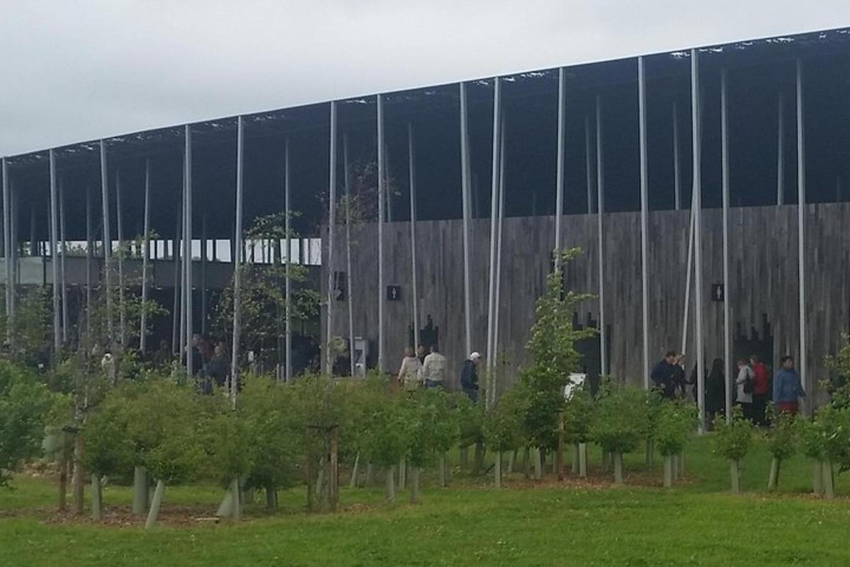 un gruppo di persone in piedi davanti a un edificio