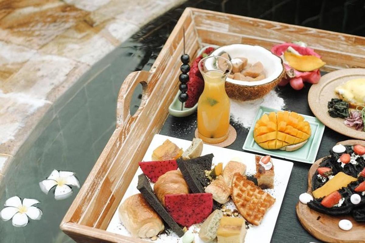 uma bandeja de comida em cima de uma mesa