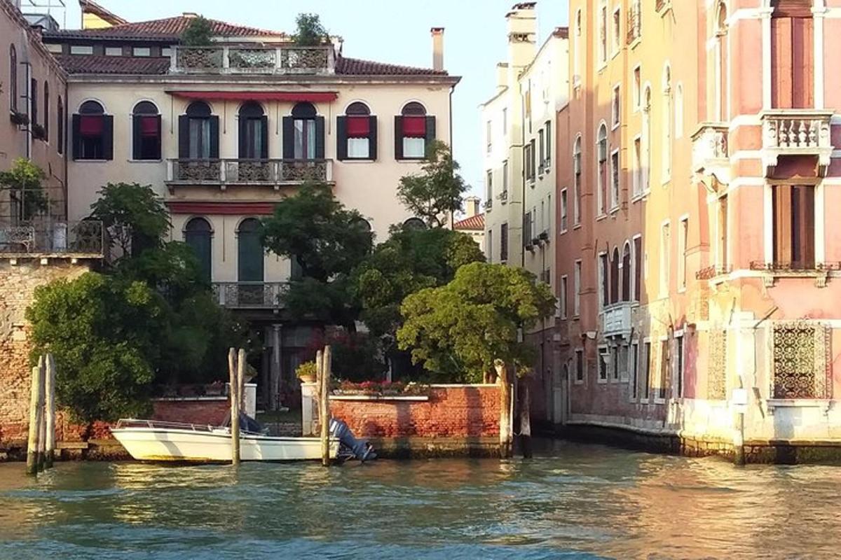 una barca in un canale di fronte agli edifici
