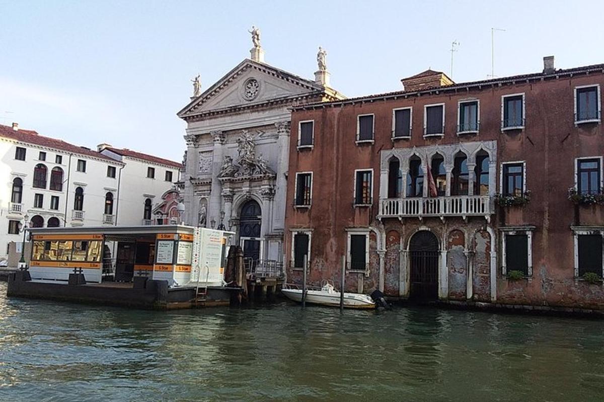 una barca in un canale di fronte agli edifici