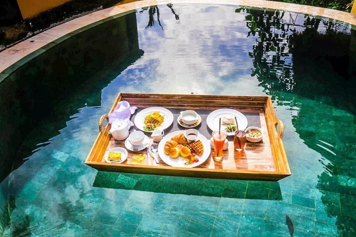 uma bandeja de comida sobre uma mesa em uma piscina