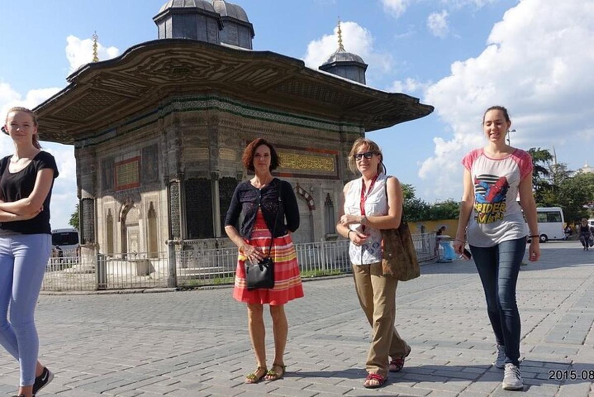 un gruppo di donne che camminano davanti a un edificio