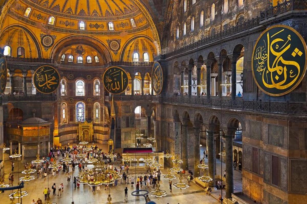 una vista dall'alto di un grande edificio con persone al suo interno