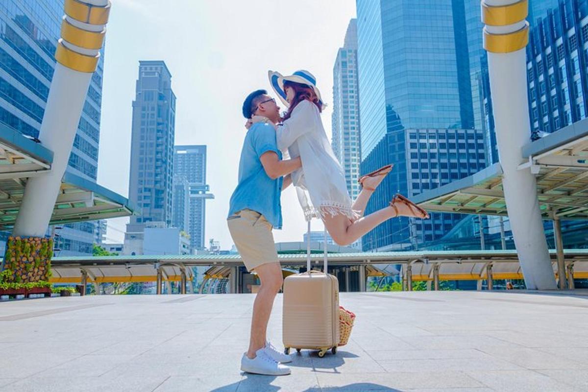 seorang lelaki dan seorang wanita dengan sebuah beg pakaian