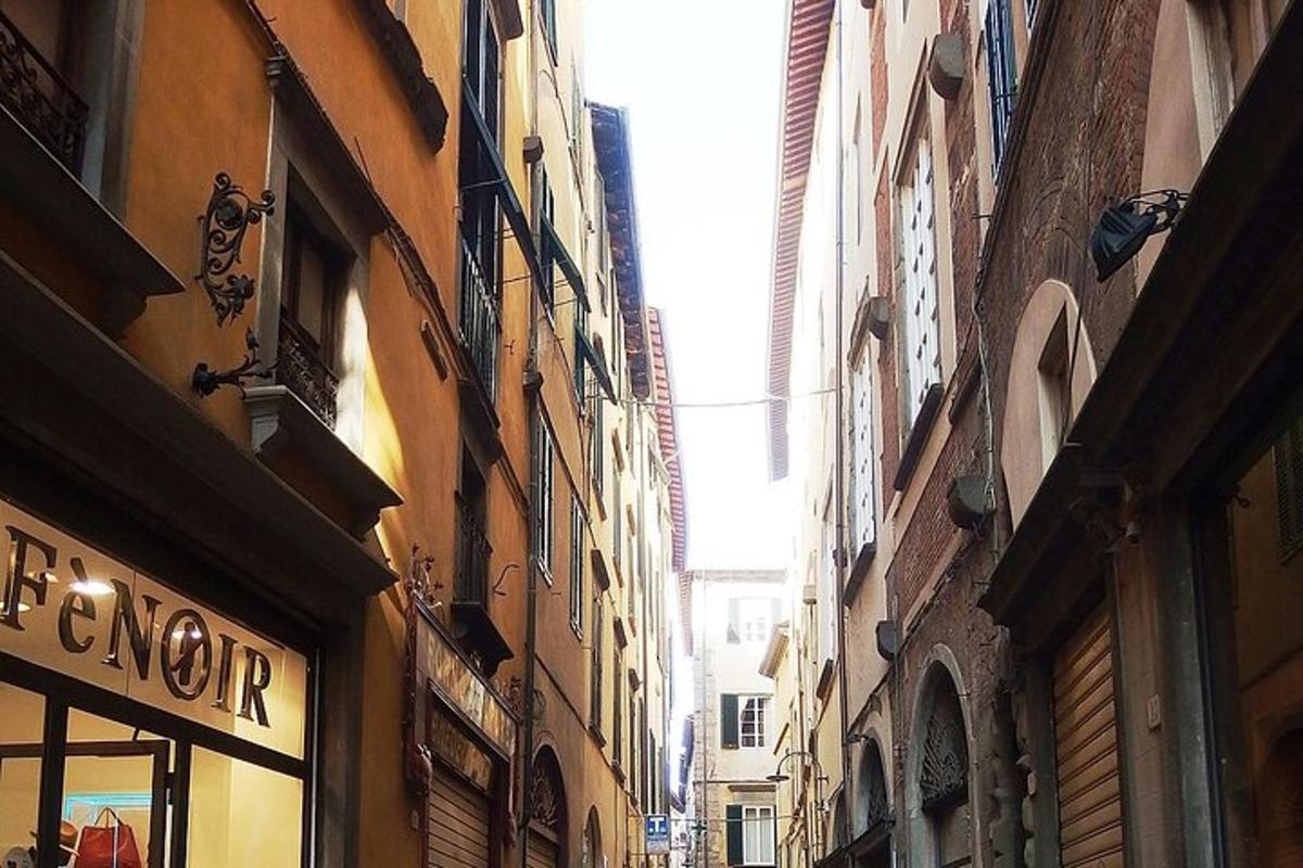 un carrer estret en una ciutat amb edificis