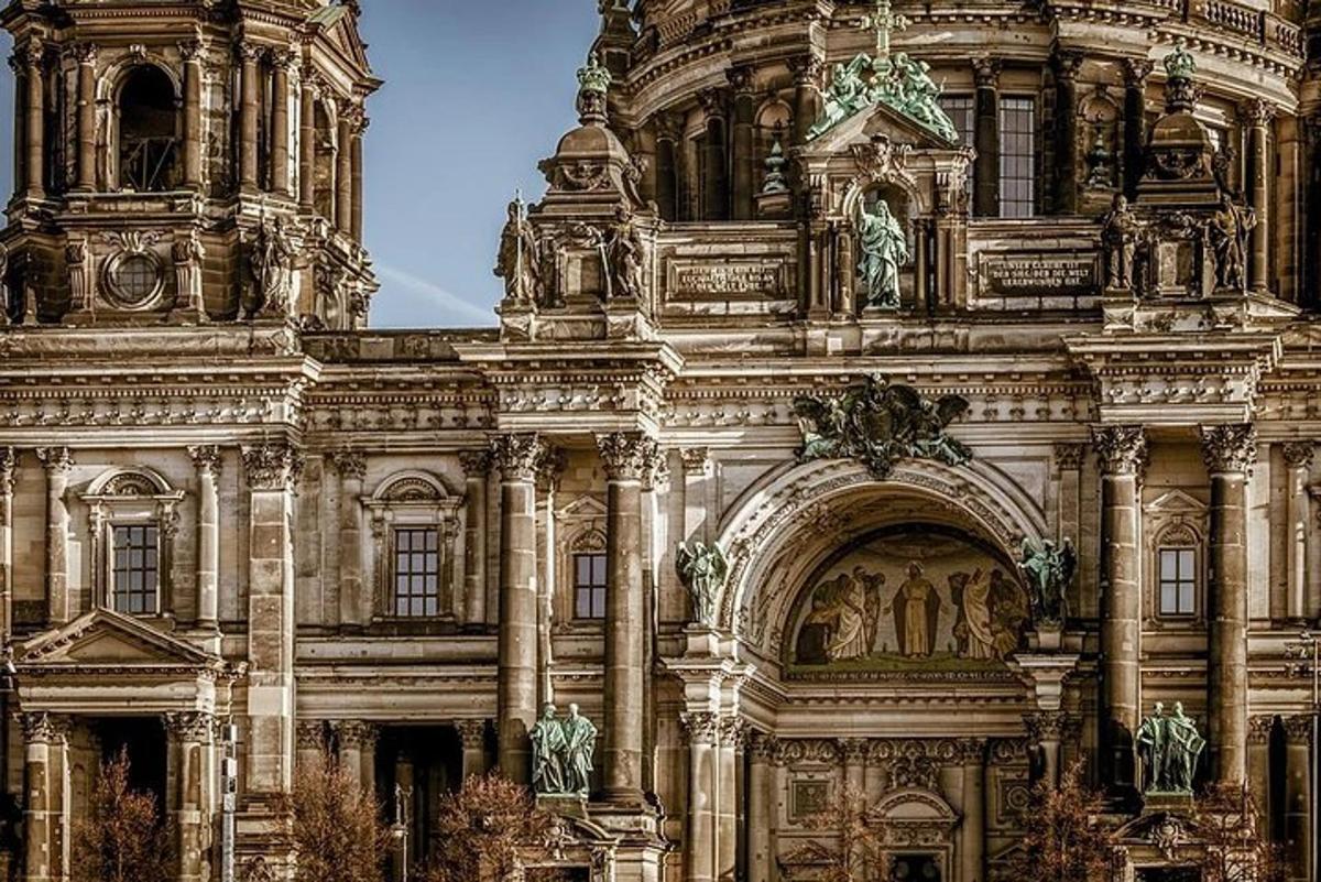 um grande edifício com muitas janelas