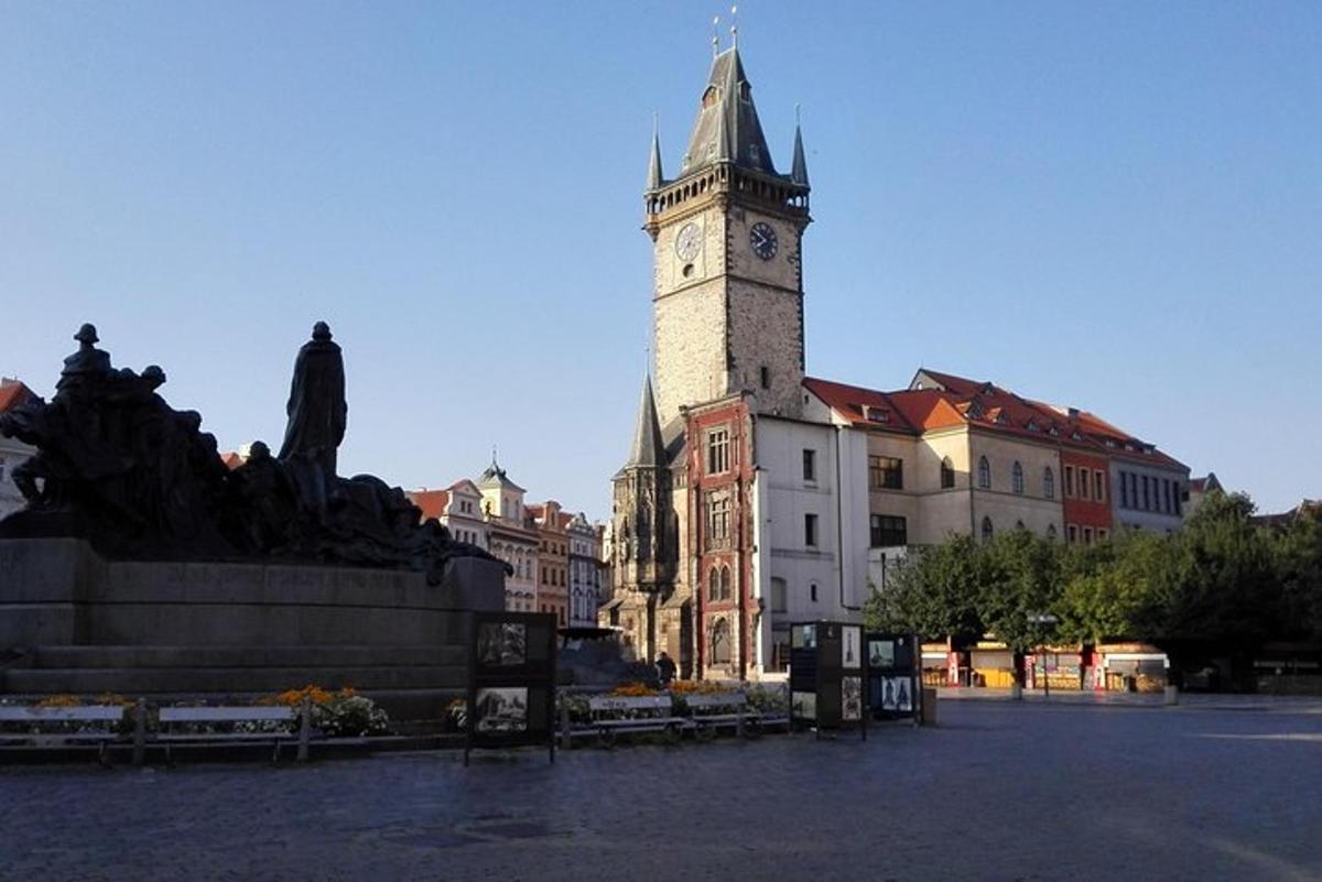 hodinová věž uprostřed města