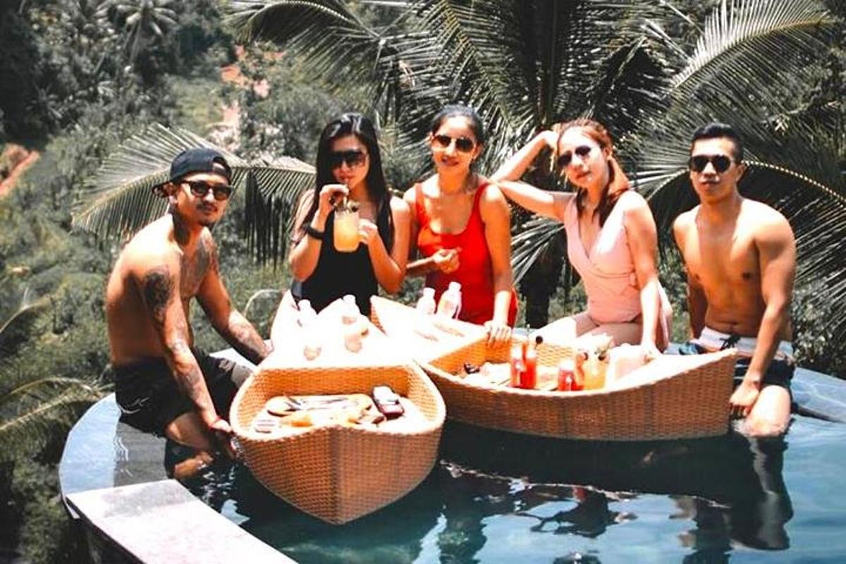 một nhóm người đang ngồi trong hồ bơi