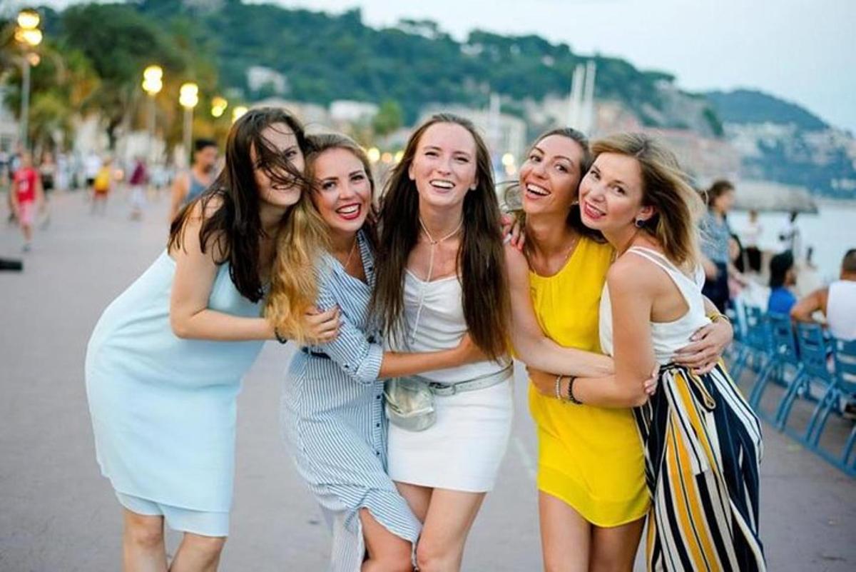 un groupe de femmes posant pour une photo sur la plage