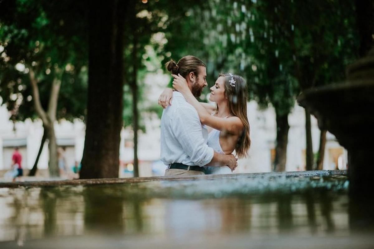 un homme et une femme se tiennent dans l'eau