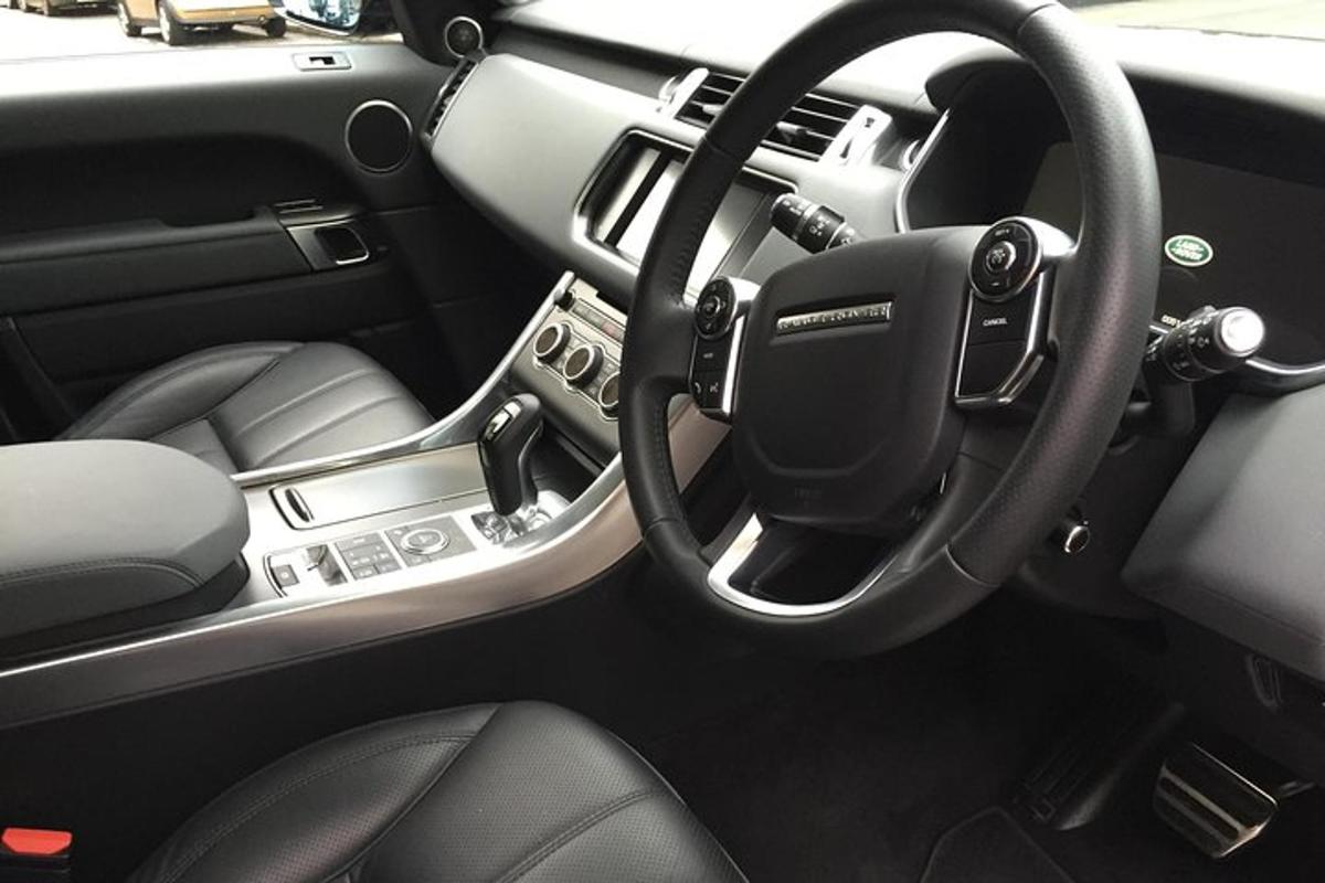 detailný záber na volant auta