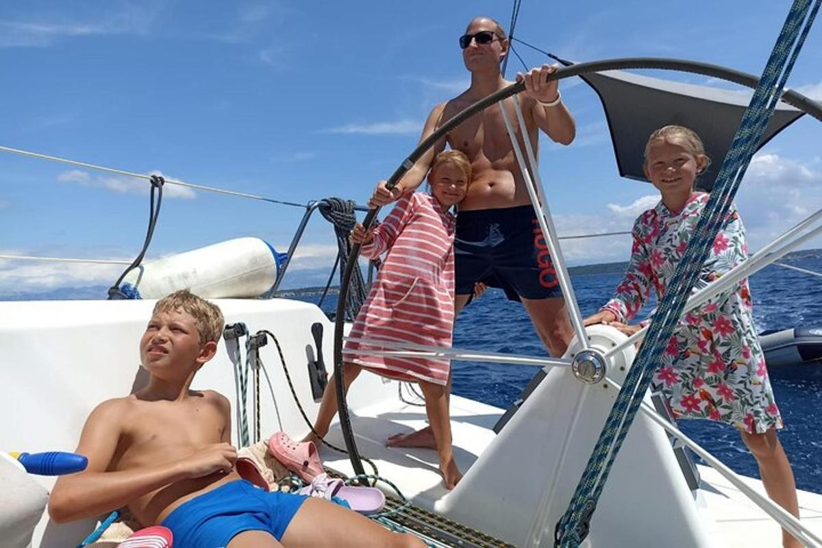 группа людей на лодке на воде