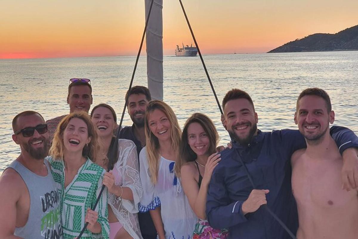 skupina ljudi, ki pozirajo za sliko na čolnu