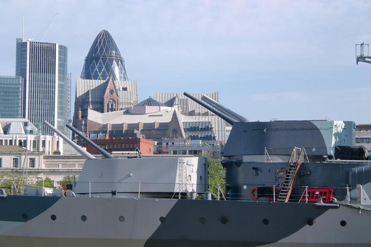 Un gran barco está atracado frente a una ciudad.