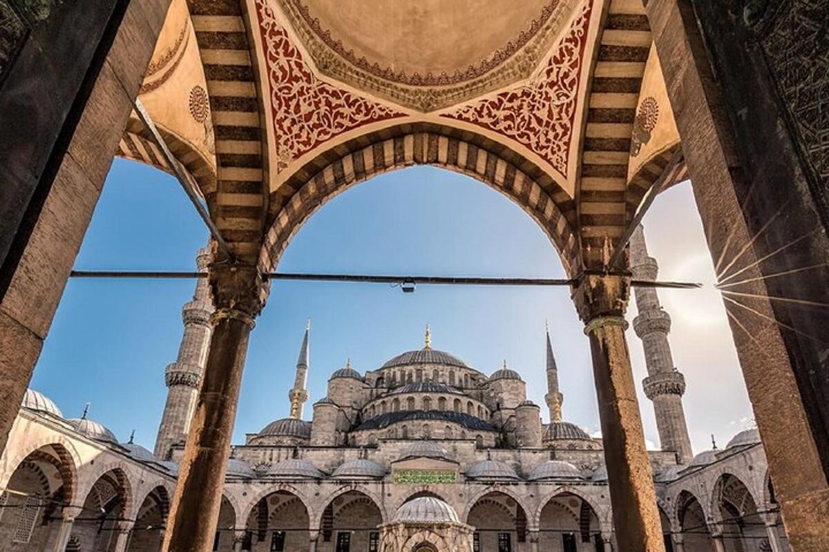 Ahmed szultán mecsetjének látképe egy boltíven keresztül