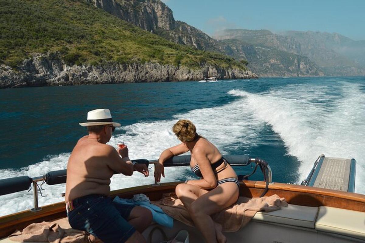dos personas sentadas en un bote en el agua