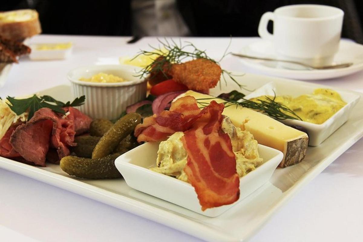 un piatto di cibo con pancetta e altri alimenti su un tavolo