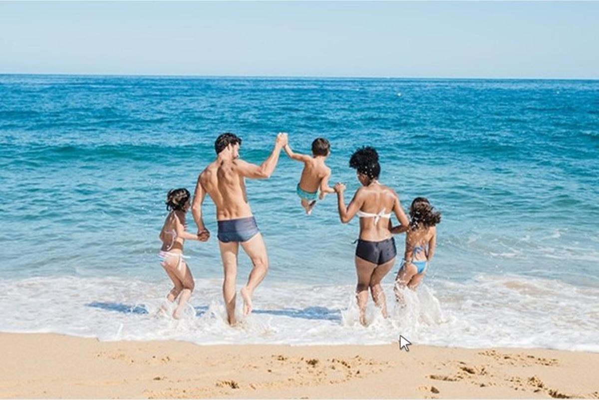 해변의 물에서 노는 사람들의 그룹