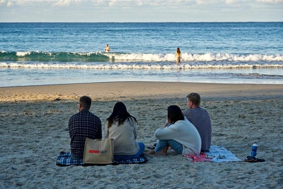 sekumpulan orang duduk di pantai