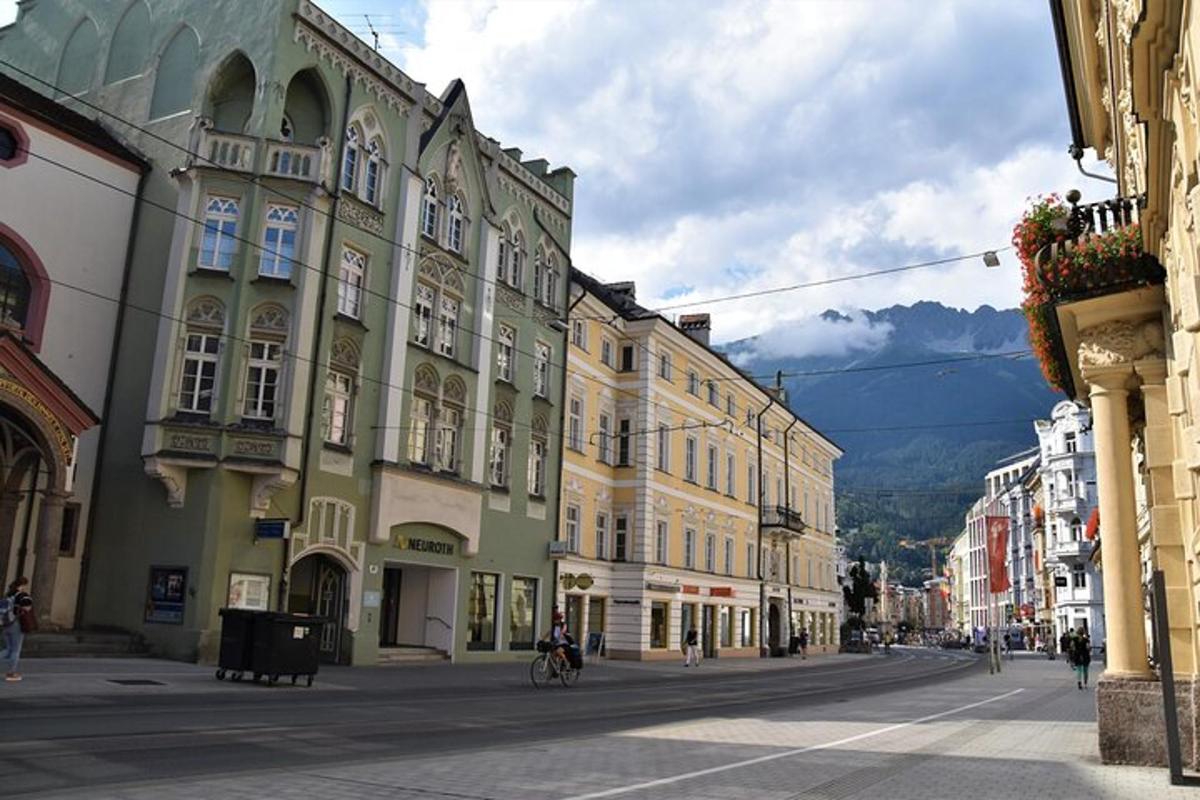 městská ulice s budovami a lidmi jdoucími po ulici
