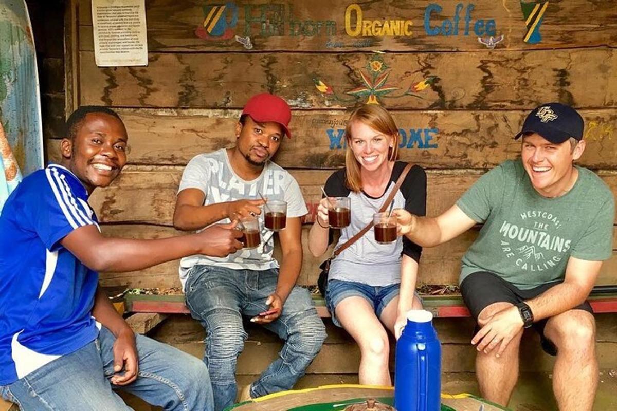un gruppo di persone sedute su una panchina che bevono caffè