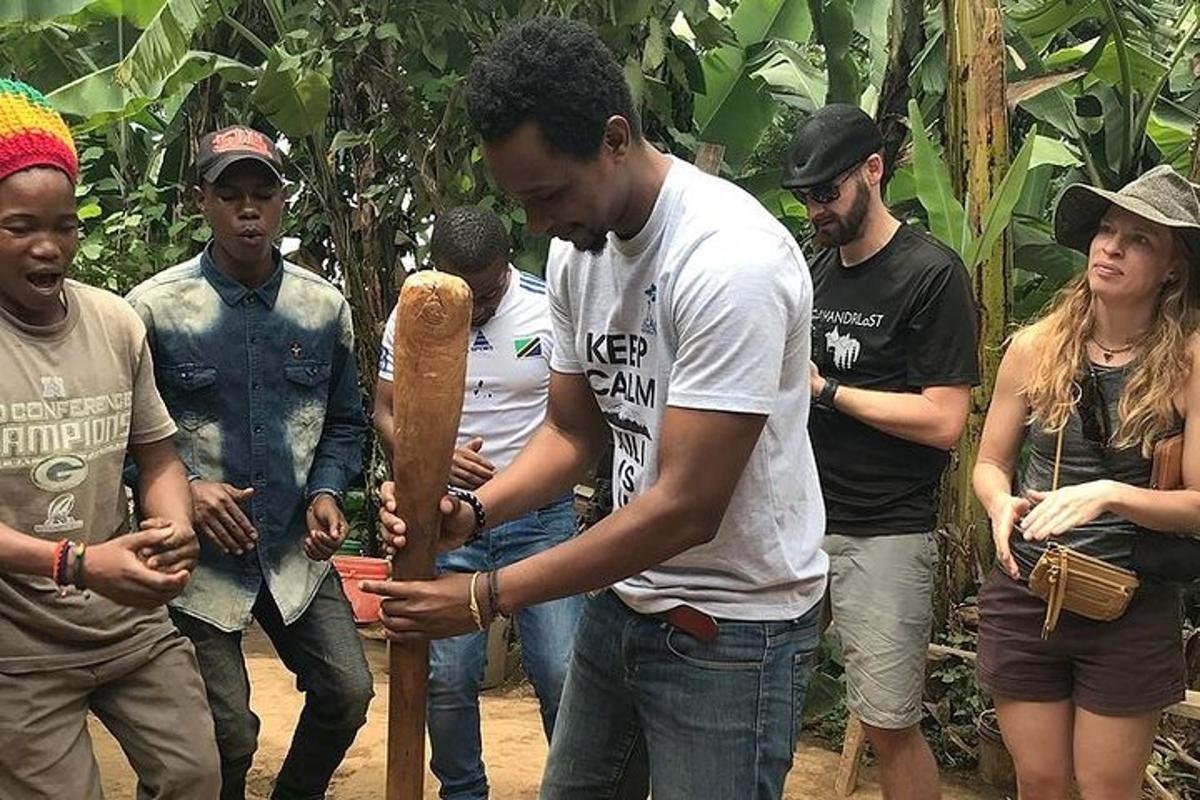 un uomo che tiene una mazza da baseball accanto a un gruppo di persone
