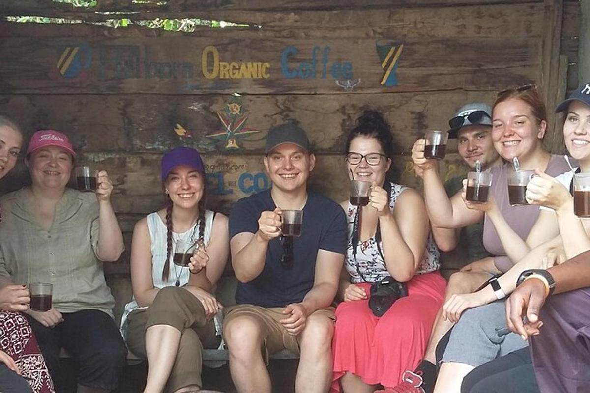 un gruppo di persone sedute insieme che tengono in mano dei drink