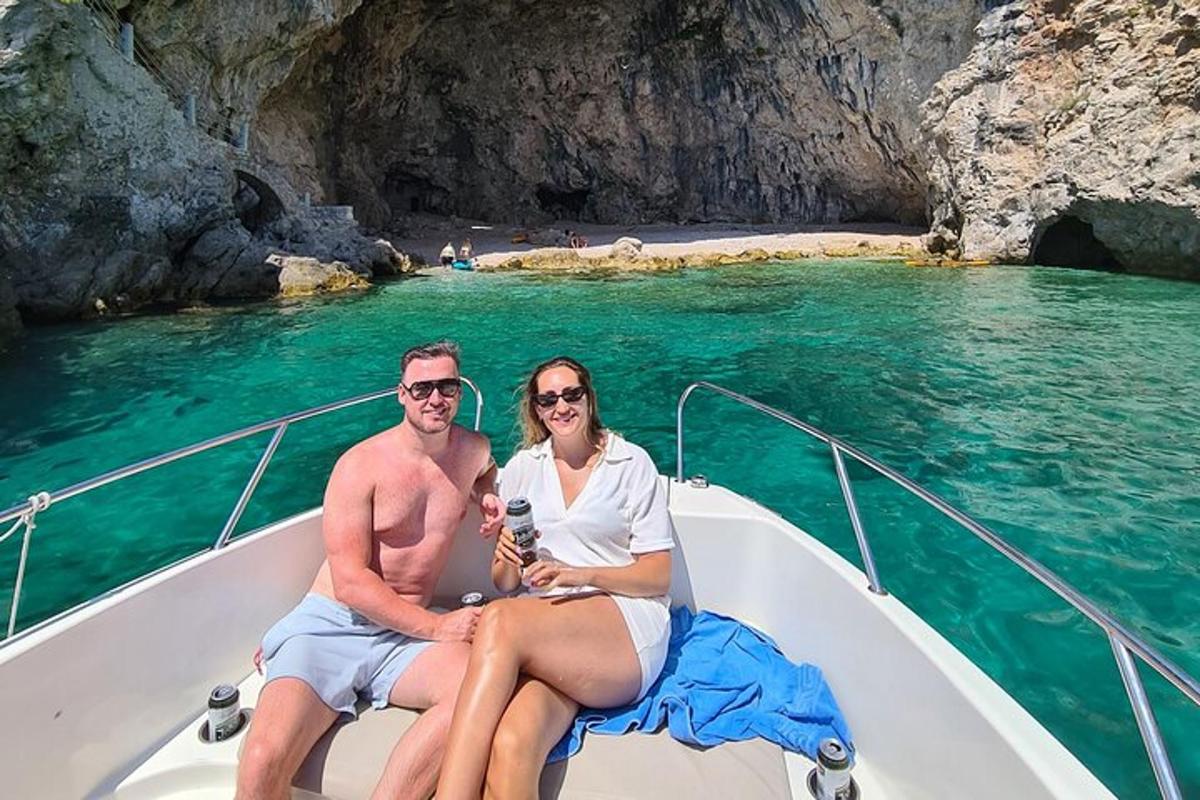 un home i una dona asseguts en un vaixell a l'aigua