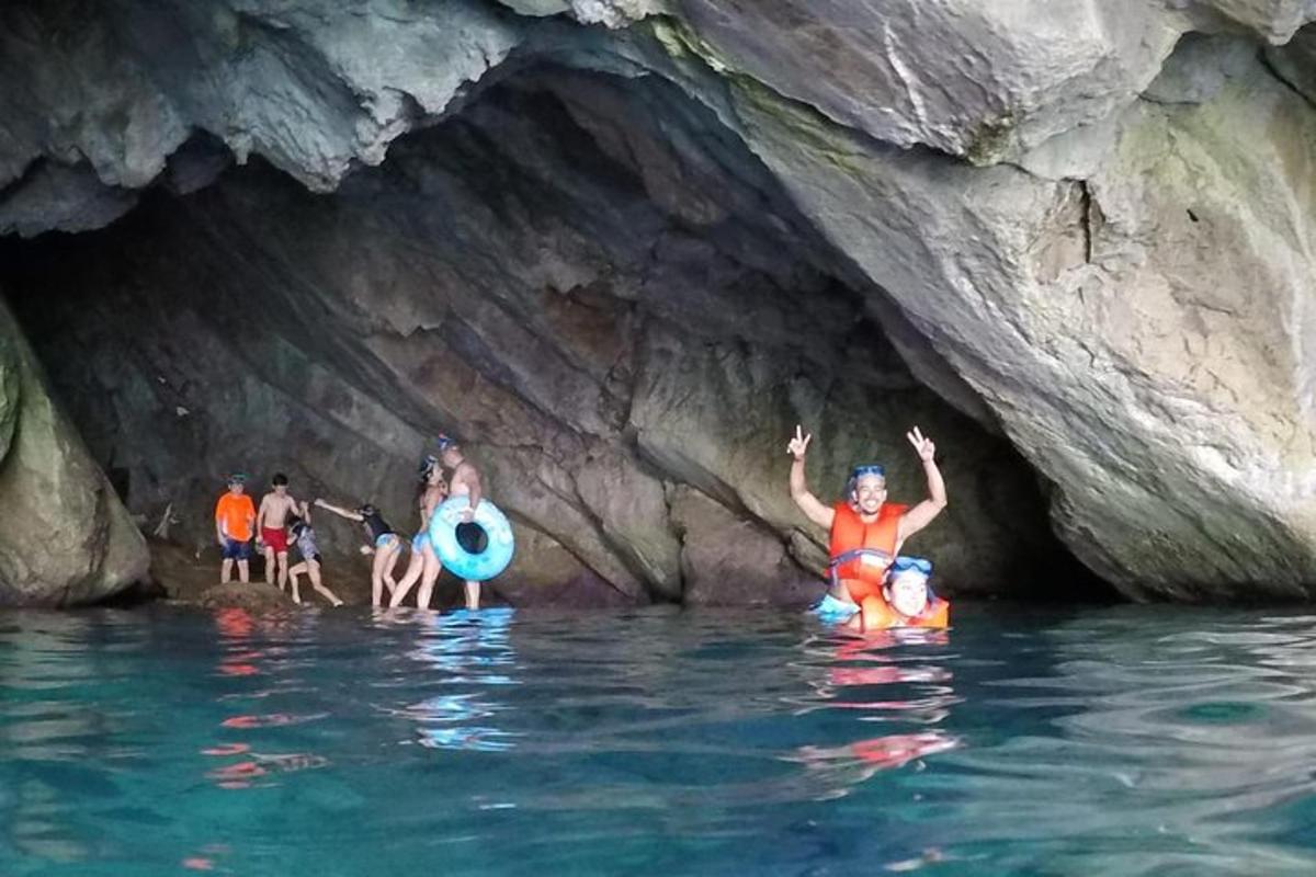 un grup de persones a l'aigua en una cova