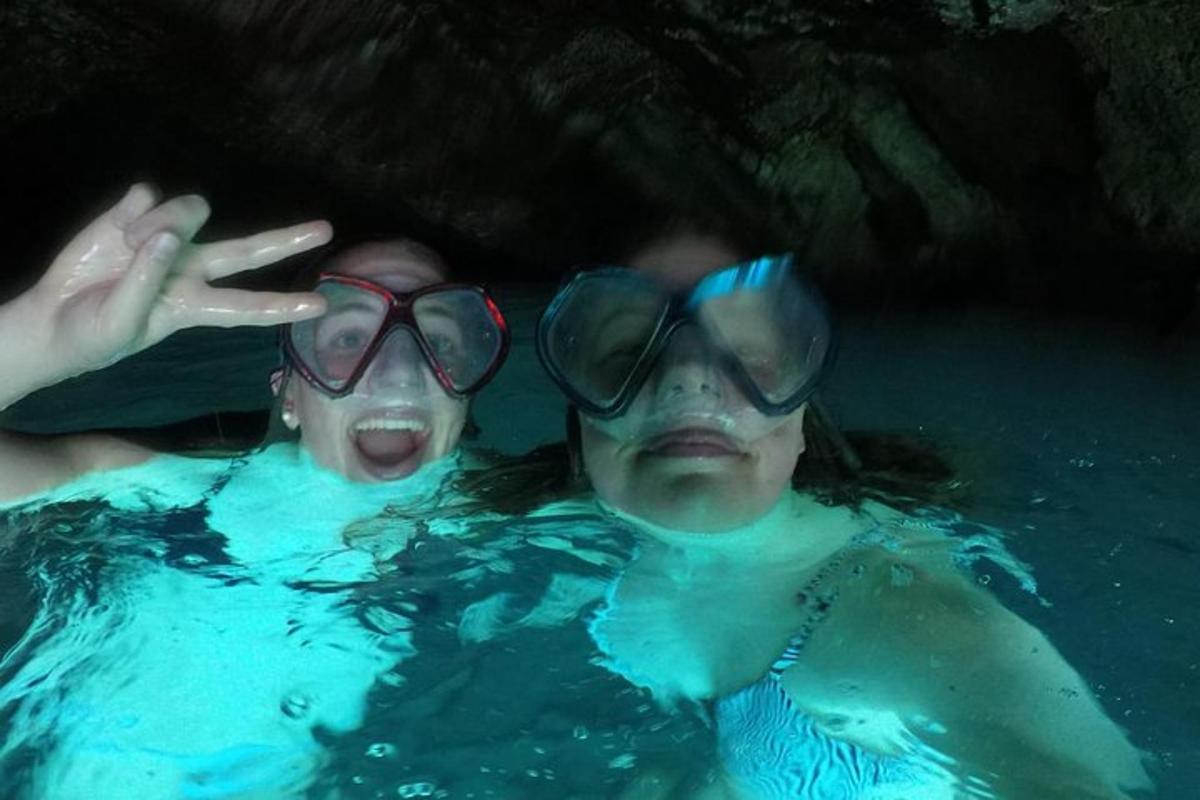 dues persones amb ulleres de sol en una piscina