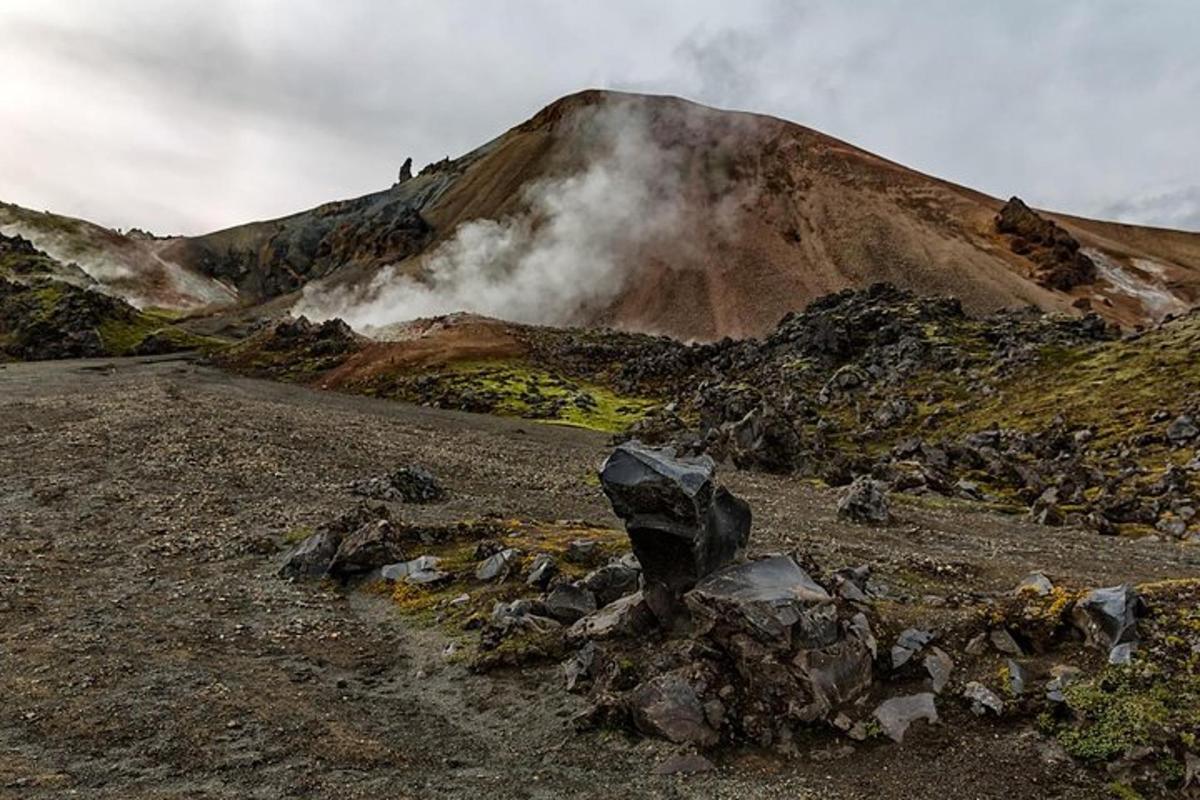 una montagna con un mucchio di rocce in primo piano