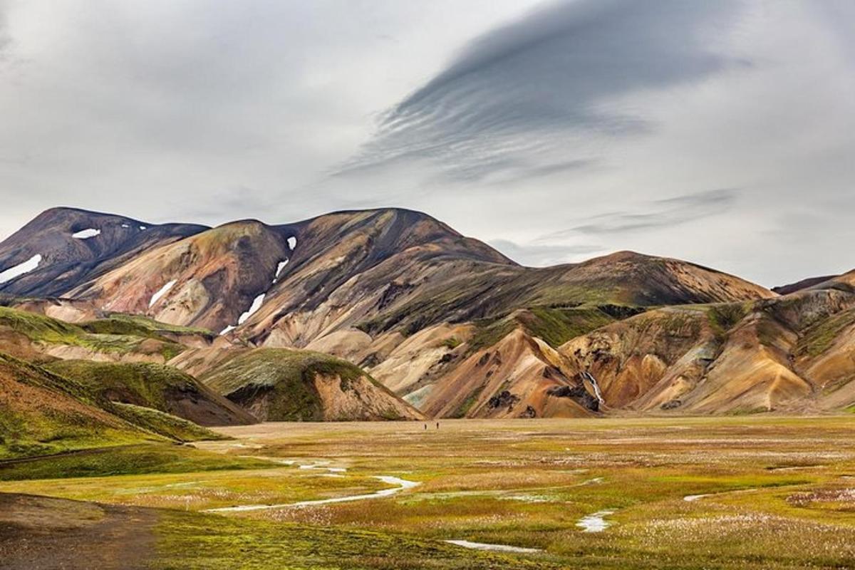 una vista di una catena montuosa con un campo