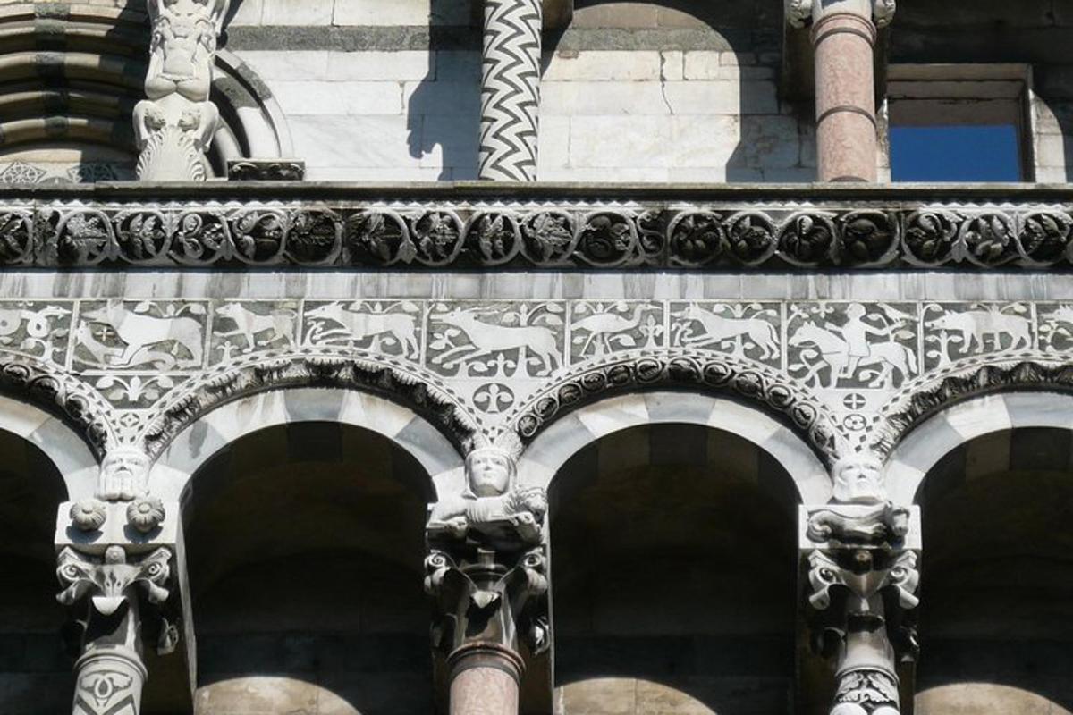 un edificio con archi sui lati