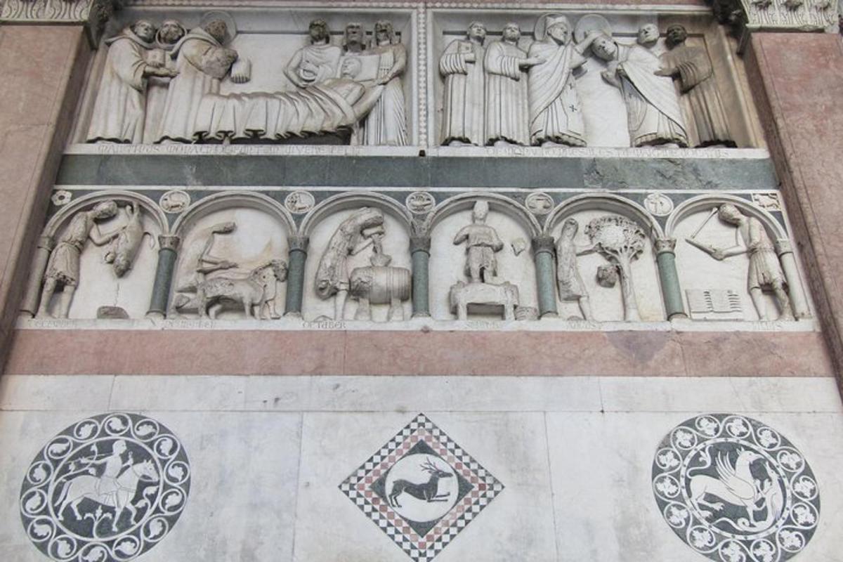 un edificio con statue ai lati