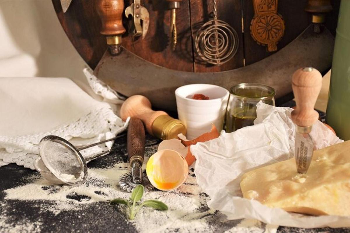 stalviršis su veidrodžiu ir kai kuriais ingredientais