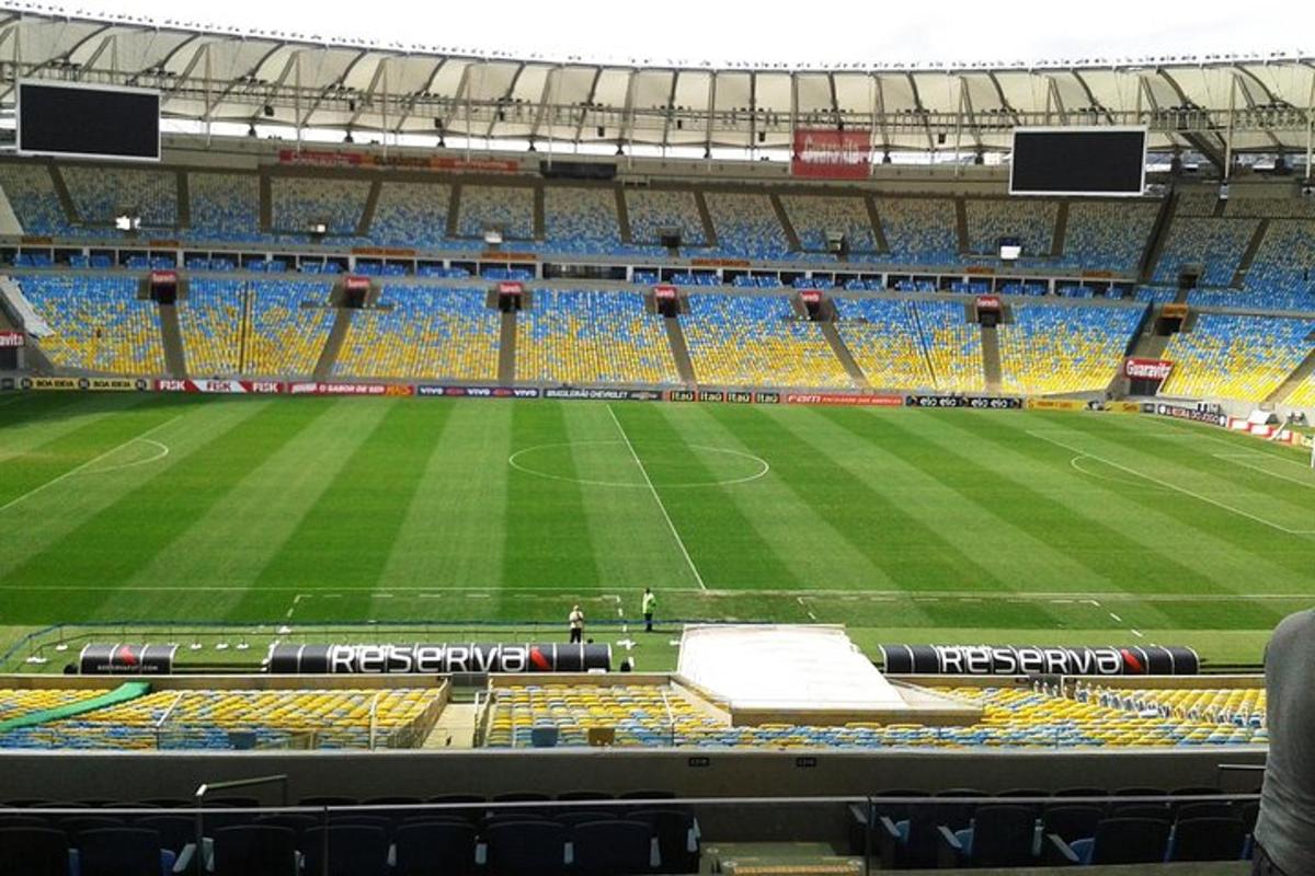 Blick auf ein Fußballstadion mit einem Fußballfeld